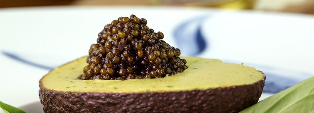 Авокадо с лососем и осетровой икрой