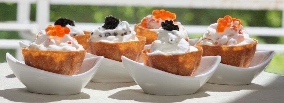 Корзинки со сливками и красной икрой