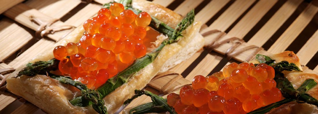 Полоски из слоеного теста икра красная и спаржа