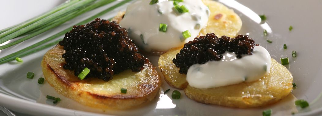 Чорна ікра з золотистою картоплею