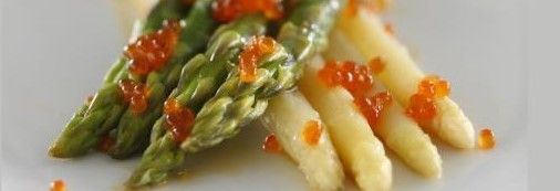 Спаржа с голландским соусом и красной икрой