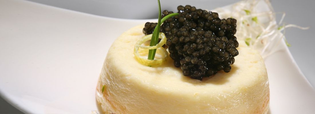 Суфле с черной икрой и морских гребешков