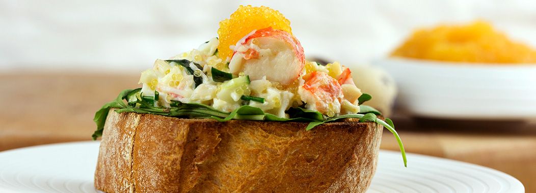 Брускетта с крабом и икрой щуки