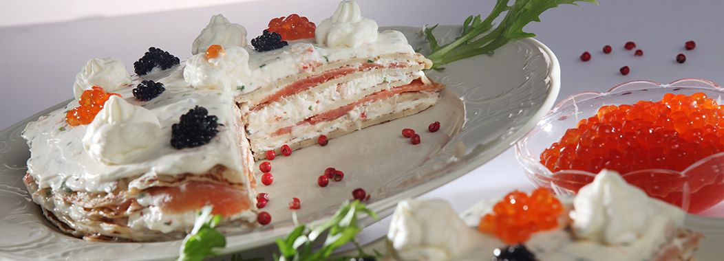 Блинный торт с красной рыбой и красной икрой